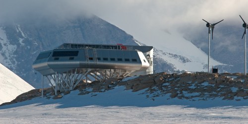 Princess Elisabeth Antarctica, the first "Zero emission" polar research station in the mist at Utsteinen - Belare 2008-2009