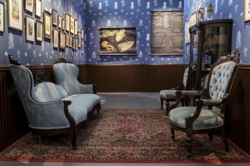 Mark Dion, The Trouble With Jellyfish (2016)